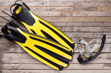 Maske, palet ve şnorkel ahşap masa