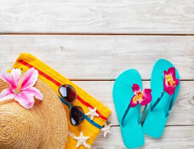 ahşap zemin üzerinde plaj aksesuarları