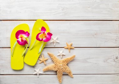 ahşap zemin üzerinde plaj aksesuarları