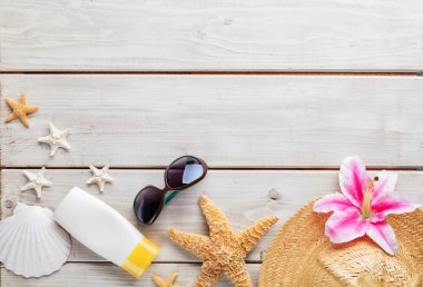 ahşap zemin üzerinde plaj aksesuarları