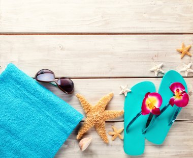 ahşap zemin üzerinde plaj aksesuarları