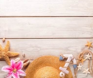 ahşap zemin üzerinde plaj aksesuarları