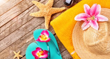 ahşap zemin üzerinde plaj aksesuarları