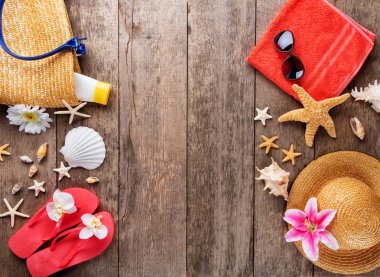 ahşap zemin üzerinde plaj aksesuarları