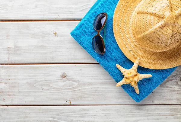 Accesorios de playa sobre fondo de madera —  Fotos de Stock