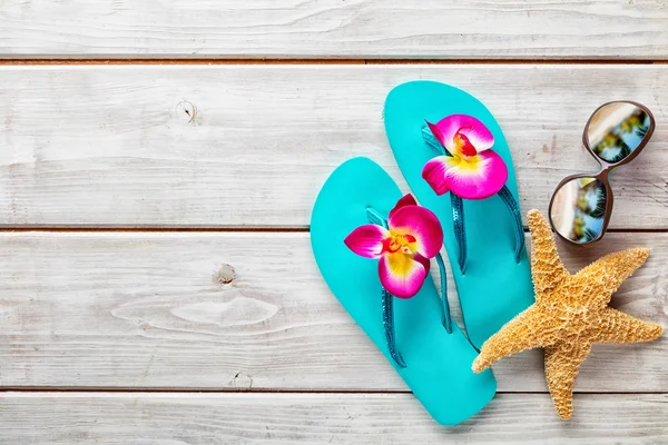 Beach accessories on wooden background — Stock Photo, Image