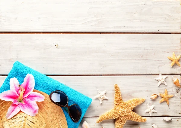 Accessori spiaggia su sfondo di legno — Foto Stock