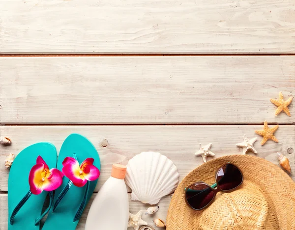 Accessori spiaggia su sfondo di legno — Foto Stock