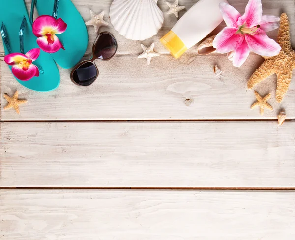 Beach accessories on wooden background — Stock Photo, Image