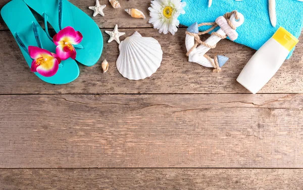 Beach accessories on wooden background — Stock Photo, Image