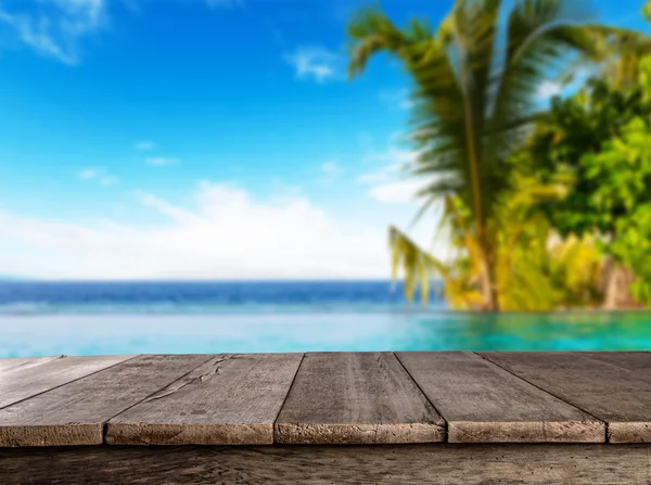 Tavole di legno vuote con spiaggia sfocata sullo sfondo — Foto Stock