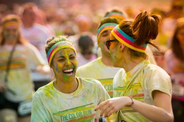 Prag, Çek Cumhuriyeti - 30 Mayıs: Katılmak insanlar renk çalıştıracağınız 30 Mayıs 2015 Prag, Çek Cumhuriyeti. Renk çalıştırmak dünya çapında barındırılan eğlenceli bir yarış Prag yaklaşık 12000 rakipleriyle.