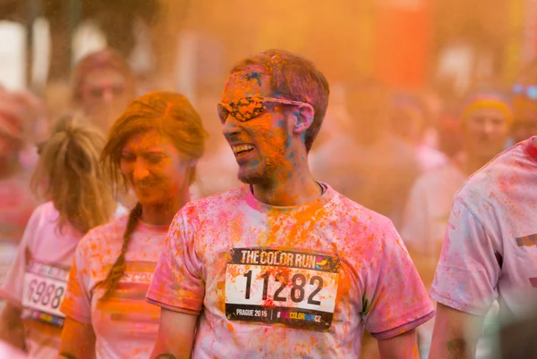 Prag, Çek Cumhuriyeti - 30 Mayıs: Katılmak insanlar renk çalıştıracağınız 30 Mayıs 2015 Prag, Çek Cumhuriyeti. Renk çalıştırmak dünya çapında barındırılan eğlenceli bir yarış Prag yaklaşık 12000 rakipleriyle.