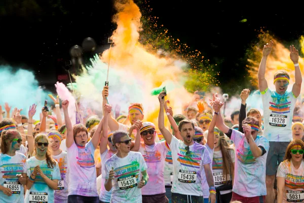 PRAGUE, CZECH REPUBLIC - MAY 30: People attend the Color Run on May 30, 2015 in Prague, Czech rep. The Color Run is a worldwide hosted fun race with about 12000 competitors in Prague. — Stock Photo, Image