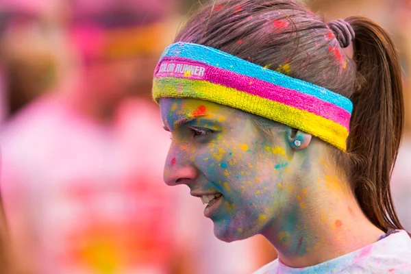 PRAGUE, CZECH REPUBLIC - MAY 30: Portrait of unidentified woman at The Color Run on May 30, 2015 in Prague, Czech rep. The Color Run is a worldwide hosted fun race with about 12000 competitors in — Stock Photo, Image