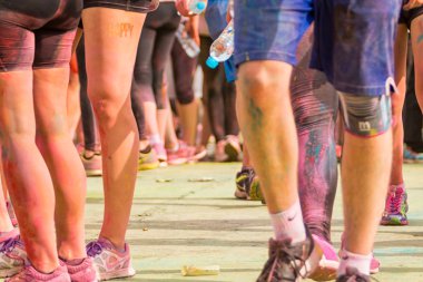 Bacaklar insanların renk koşmak 30 Mayıs 2015 tarihinde Prag, Çek Cumhuriyeti, Prag, Çek Cumhuriyeti - 30 Mayıs: ayrıntı. Renk çalıştırmak dünya çapında barındırılan eğlenceli bir yarış Prag yaklaşık 12000 rakipleriyle.