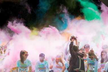 Prag, Çek Cumhuriyeti - 30 Mayıs: Katılmak insanlar renk çalıştıracağınız 30 Mayıs 2015 Prag, Çek Cumhuriyeti. Renk çalıştırmak dünya çapında barındırılan eğlenceli bir yarış Prag yaklaşık 12000 rakipleriyle.