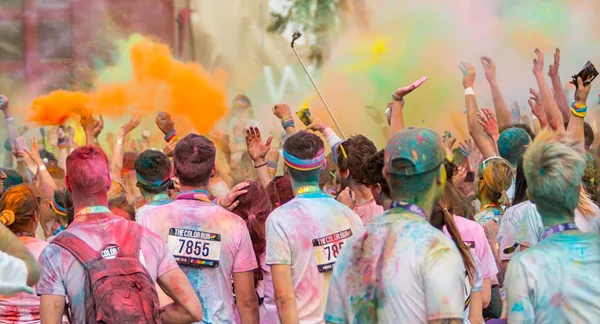 PRAGA, REPÚBLICA CHECA - 30 DE MAYO: La gente asiste a la Carrera de Color el 30 de mayo de 2015 en Praga, República Checa. The Color Run es una carrera divertida organizada en todo el mundo con cerca de 12000 competidores en Praga . — Foto de Stock