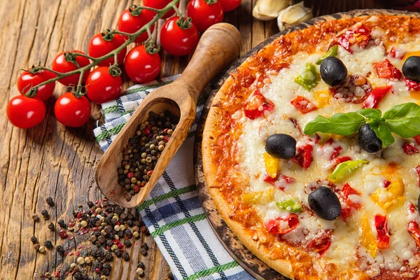 Rustic pizza with ingredients, top view — Stock Photo, Image