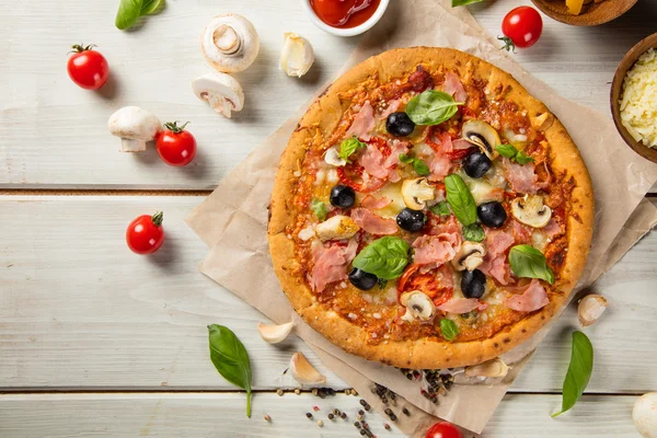 Pizza rústica com ingredientes, vista superior — Fotografia de Stock