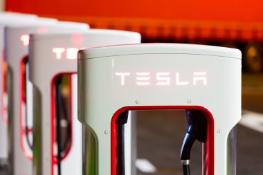 Brenner, İtalya - 8 Mayıs 2016: şarj istasyonları elektrikli otomobil sahiplerinin karşılamak için AB bulunduğu Tesla.