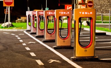 Brenner, İtalya - 8 Mayıs 2016: şarj istasyonları elektrikli otomobil sahiplerinin karşılamak için AB bulunduğu Tesla.