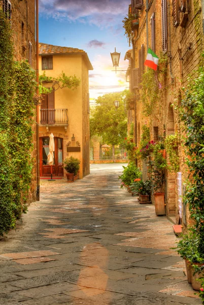 Färgglada street i Pienza, Toscana, Italien — Stockfoto