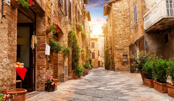 Färgglada street i Pienza, Toscana, Italien — Stockfoto