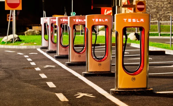 Brenner, Italië - 8 mei 2016: Tesla opladen stations bevinden zich in de hele Eu voor eigenaars van de elektrische auto. — Stockfoto