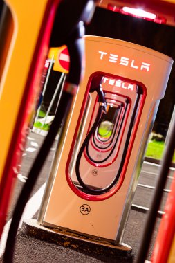 Tesla süper şarj cihazı