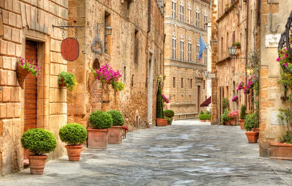 Färgglada street i Pienza, Toscana, Italien — Stockfoto