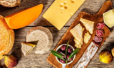 Peynir ve incelik ahşap üzerine çeşitli tür