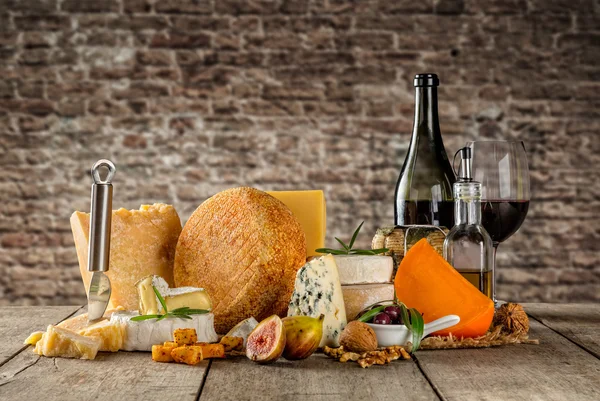 Различные сорта сыра с красным вином — стоковое фото