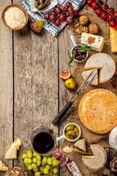 Divers soort kaas en delicatesse op hout — Stockfoto