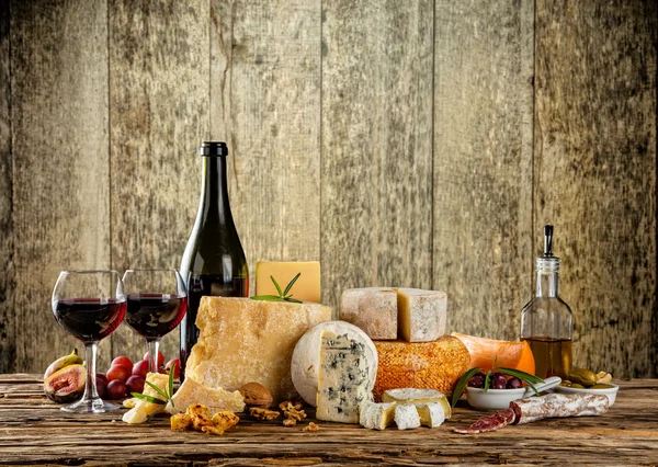 Various types of cheese with red wine — Stock Photo, Image