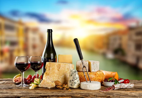 Various types of cheese with red wine — Stock Photo, Image