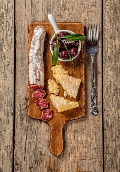 Различные сорта сыра и деликатесов на дереве — стоковое фото