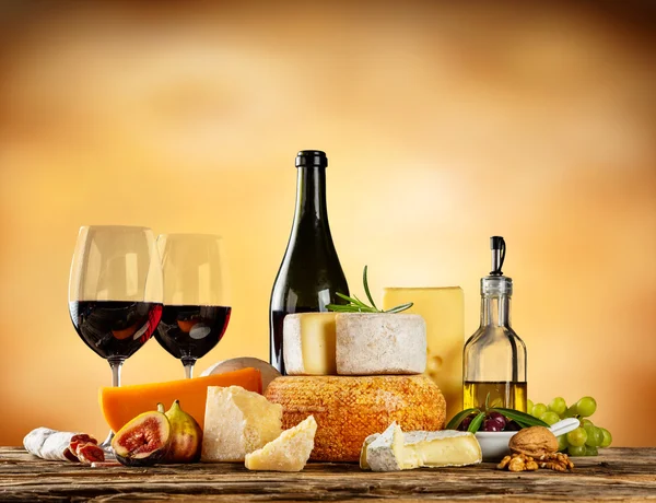 Various types of cheese with red wine — Stock Photo, Image