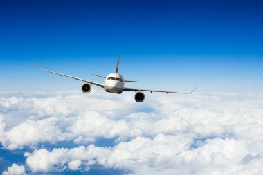 Ticari jet uçak bulutların üzerinde uçan