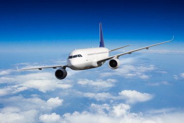 Ticari jet uçak bulutların üzerinde uçan