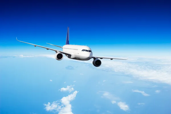 Ticari jet uçak bulutların üzerinde uçan — Stok fotoğraf