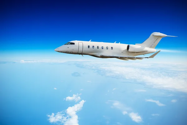Privát sugárhajtású repülőgép repülő felhők felett — Stock Fotó
