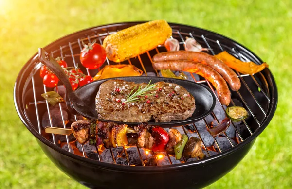 Verschiedene Arten von Fleisch auf dem Grill serviert — Stockfoto