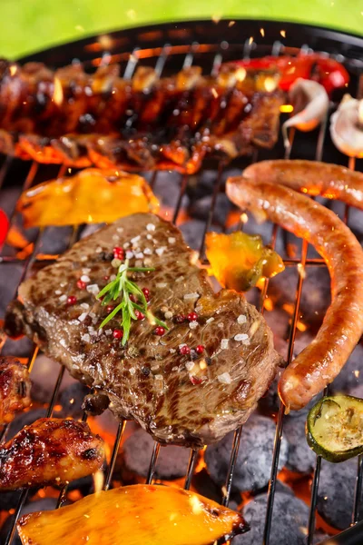 Vários tipos de carne servida na grelha — Fotografia de Stock