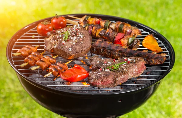 Vários tipos de carne servida na grelha — Fotografia de Stock