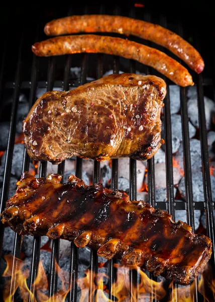 Vários tipos de carne servida na grelha — Fotografia de Stock