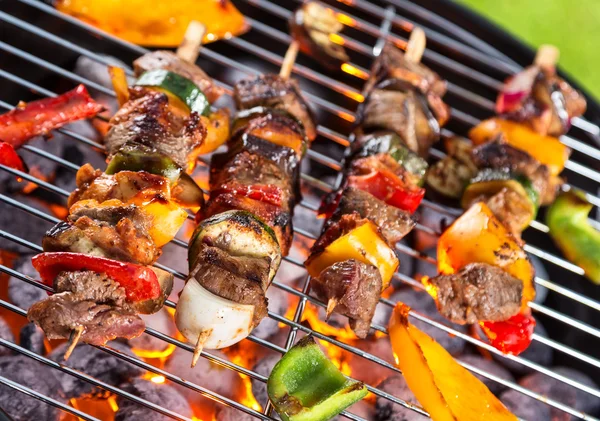 Grill com espetos de carne — Fotografia de Stock