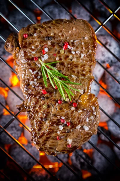 Steak de boeuf sur gril — Photo