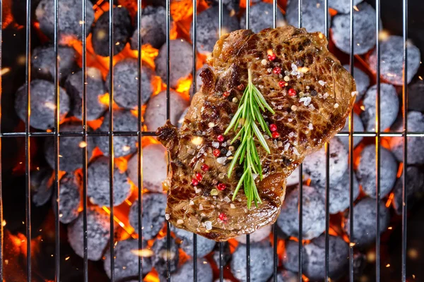 Rindersteak auf dem Grill — Stockfoto