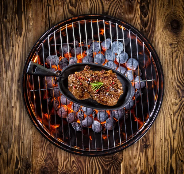 Stek wołowy w patelni podawane na grill — Zdjęcie stockowe